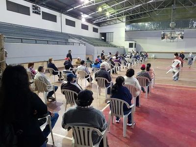 Esperó su turno para recibir dosis antiCovid, pero figuraba como vacunada - Nacionales - ABC Color