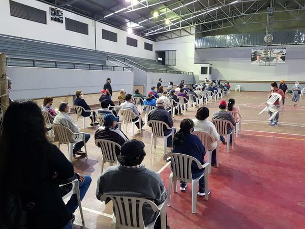 Esperó su turno para recibir dosis antiCovid, pero figuraba como vacunada - Nacionales - ABC Color