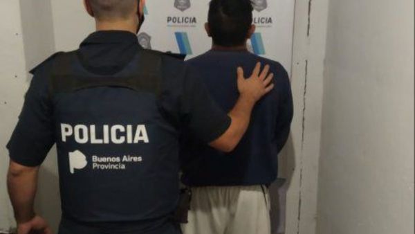 Pegó con cinto a sus dos hijas y lo apresaron