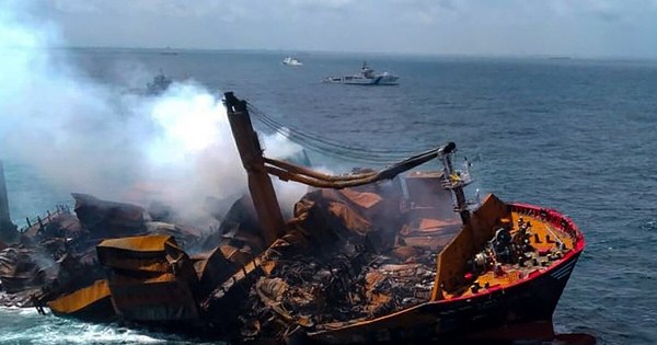 La Nación / Colosal portacontenedores incendiado se hunde lleno de combustible