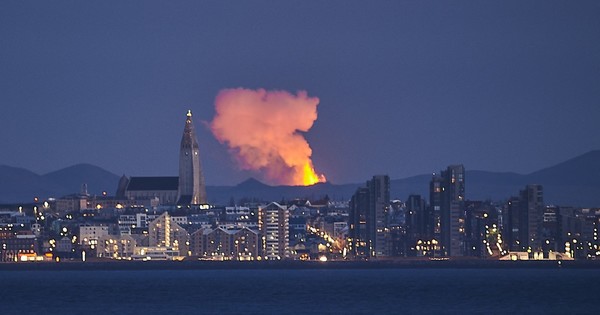 La Nación / Volcán en Islandia expulsa lava hasta a 460 metros de altura