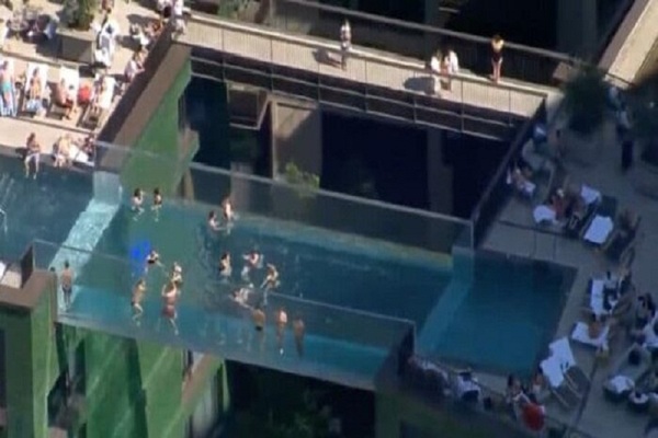 ¿Te atreverías a nadar? La piscina «colgada» construida a 35 metros de altura