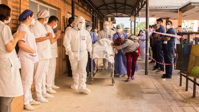 Clínicas, imágenes que duelen: despiden a médico fallecido y pacientes sufren en pasillos