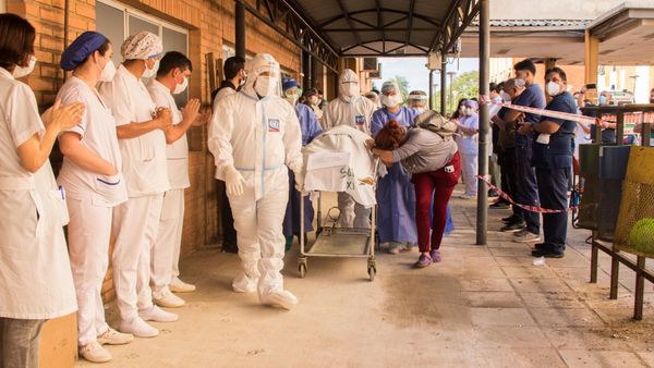 Clínicas, imágenes que duelen: despiden a médico fallecido y pacientes sufren en pasillos
