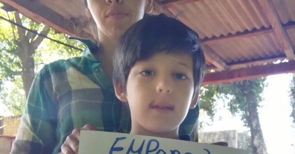 La Nación / Niño monta un puesto de venta de empanadas para recaudar fondos pro cirugía