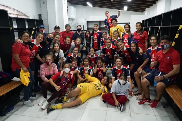 El festejo en vestuarios y cargada de Cerro a Olimpia tras el clásico