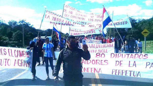 Marchan contra blanqueo a tierras malhabidas
