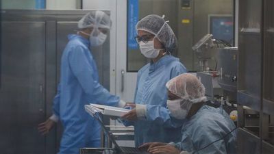 Brasil recibe materia prima para fabricar la AstraZeneca
