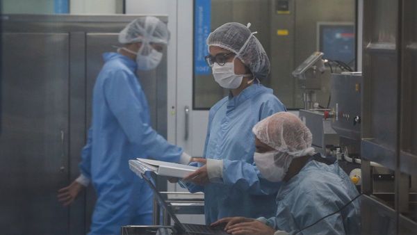 Brasil recibe materia prima para fabricar la AstraZeneca