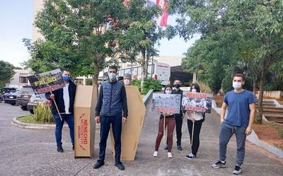 Llevan ataúdes frente a comuna como protesta - Nacionales - ABC Color