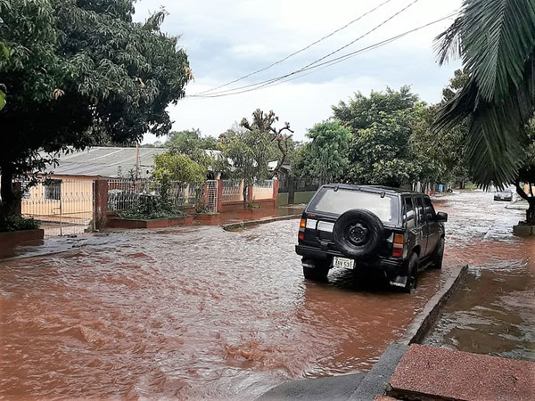 Copiosa lluvia género “INUNDACIONES” en CDE