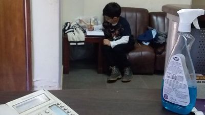 Niño acompaña a su mamá al trabajo para hacer sus tareas y es viral