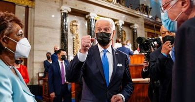 Ponte una vacuna y tómate una cerveza: la nueva estrategia de Biden busca cautivar a los escépticos de las vacunas contra el covid-19