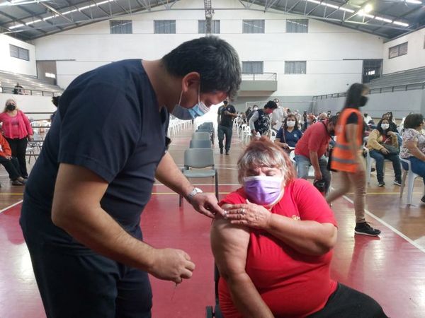 Tímido incremento de personas en vacunatorio del predio del Unace, en San Lorenzo - Nacionales - ABC Color