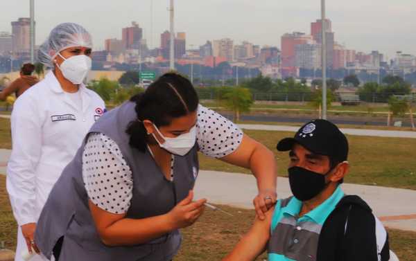 Adultos mayores con terminación de cédula 6 y 7 acuden hoy a inmunizarse contra el Covid-19 | .::Agencia IP::.