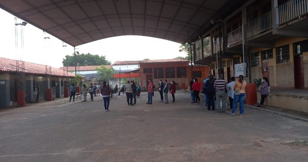 La Nación / Alta concurrencia en vacunatorio anti-COVID-19 y contra la influenza de Loma Pytã