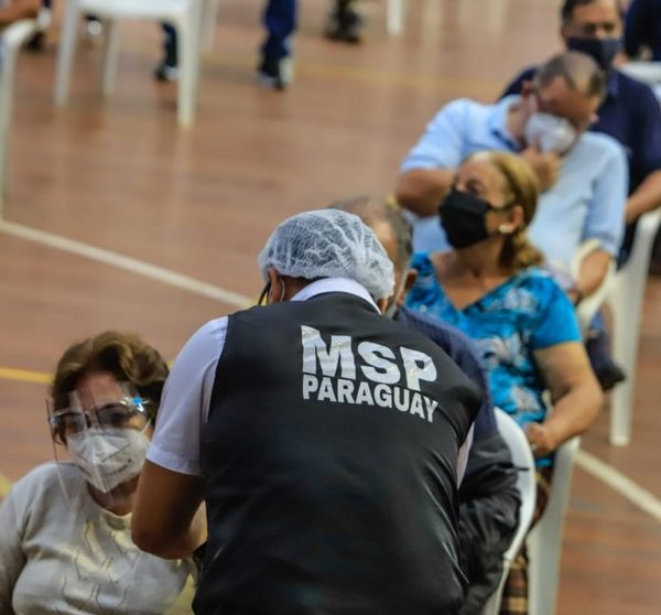 Adultos mayores de 62 años con terminación de cédula 6 y 7 acuden hoy a vacunarse contra el COVID | Ñanduti