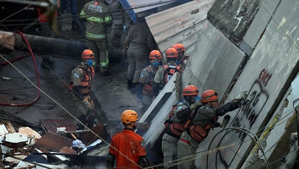 Un muerto y desaparecidos tras derrumbe de un edificio en Río de Janeiro