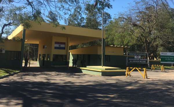 Mandan a prisión a militar por golpear con palo de escoba a 10 subordinados - Noticiero Paraguay
