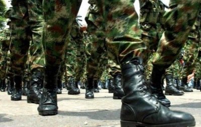 Crónica / Militar golpeó a 10 subordinados ¡Con palo de escoba!
