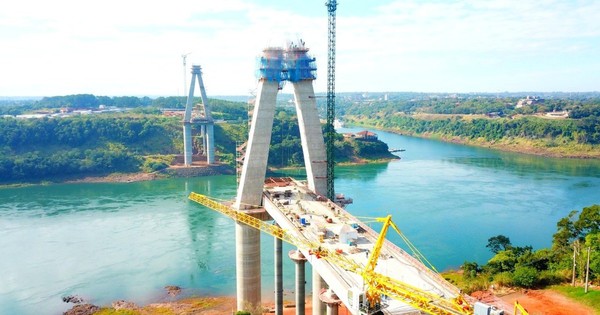 La Nación / Finalizó en el lado paraguayo el corrimiento de los cuatro tableros del Puente de la Integración