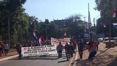 Marchan contra el proyecto de modificación del estatuto agrario - ABC en el Este - ABC Color