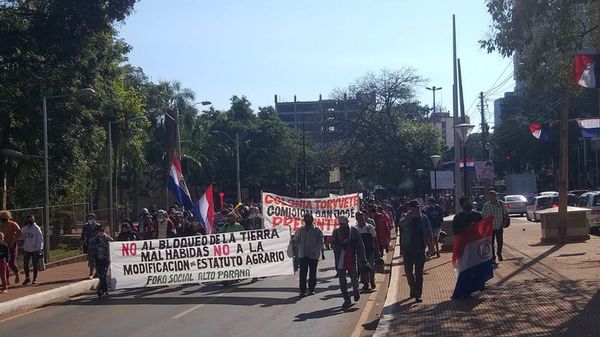 Marchan contra el proyecto de modificación del estatuto agrario - ABC en el Este - ABC Color