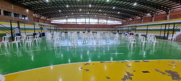 Escaso número de personas asisten al centro vacunatorio de San Juan - Nacionales - ABC Color