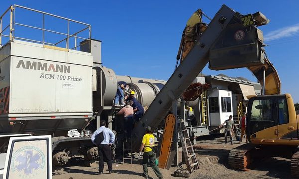 Adolescente queda atascado en máquina trituradora de piedras