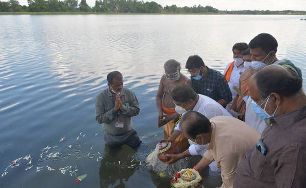 ¡Conmovedor! Despidieron cenizas de miles de víctimas del Covid-19 en río de India