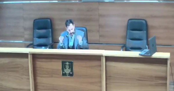 La Nación / Un juez liberó a un acusado de violación porque usó preservativo