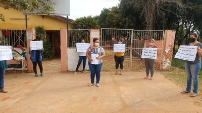 Madres de alumnos de escuela exigen entrega de kits de víveres