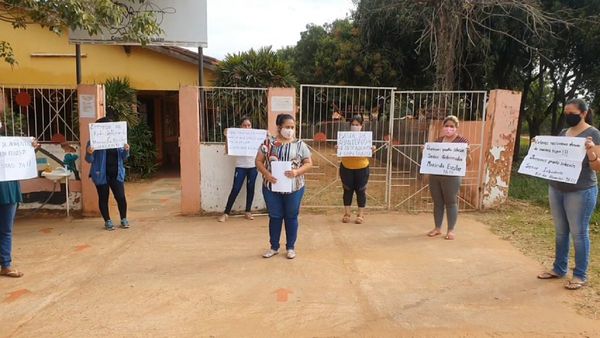 Madres de alumnos de escuela exigen entrega de kits de víveres