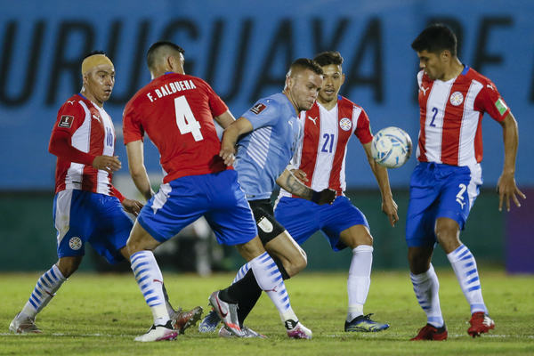 Paraguay y Uruguay firman un empate sin goles en Montevideo