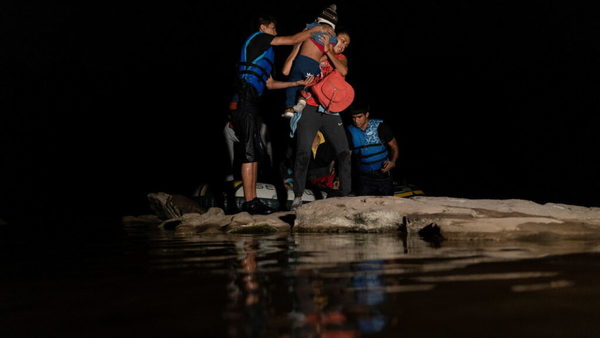 Rescatan a un grupo de migrantes que casi se ahogan mientras cruzaban un río de México hacia EEUU | Ñanduti