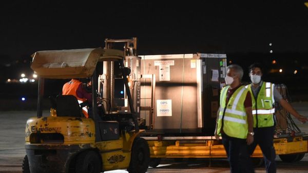 Covid-19: Llegan al país 134.400 dosis de la vacuna AstraZeneca