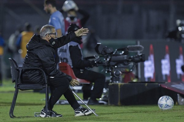 Tabárez cuestiona con todo al VAR por el gol anulado a Uruguay