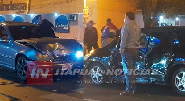 ACCIDENTE DE TRÁNSITO DEJA IMPORTANTES DAÑOS MATERIALES SOBRE LA AVDA. CABALLERO DE ENCARNACIÓN
