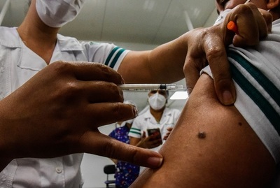 Salud reduce franja etaria y desde lunes vacunará a personas con 60 años cumplidos y más