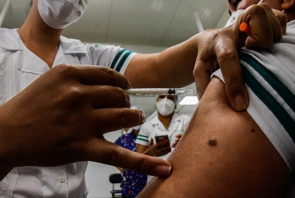 Salud reduce franja etaria y desde lunes vacunará a personas con 60 años cumplidos y más