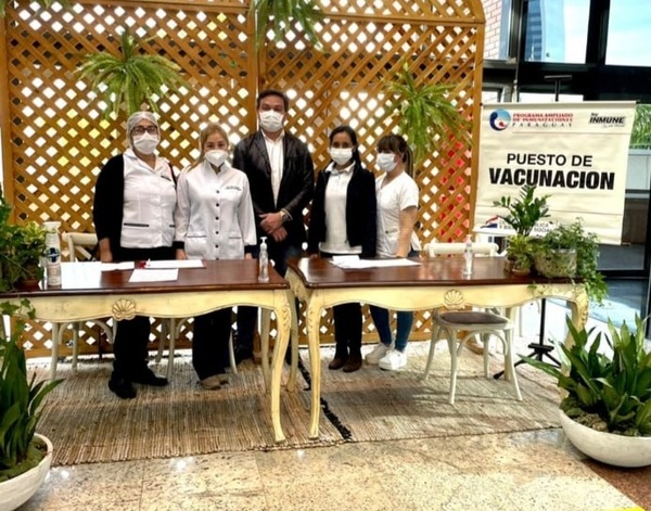 Salud habilita vacunatorio anti-COVID en shopping de Asunción