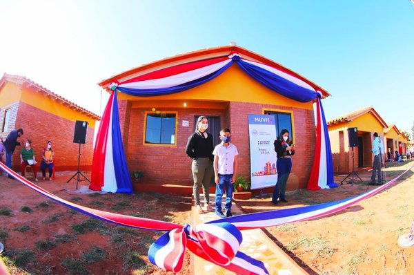 Presidente Mario Abdo entregó 40 viviendas a familias en Caaguazú