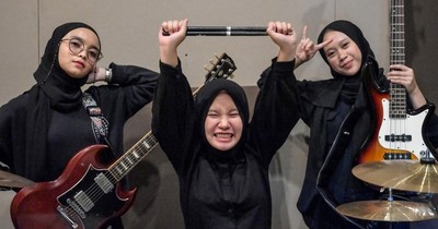 La Nación / El “heavy metal”, la válvula de escape de tres jóvenes indonesias