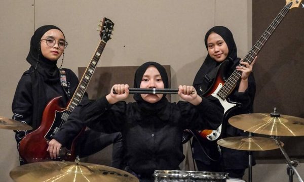 El “heavy metal” como válvula de escape de tres jóvenes indonesias
