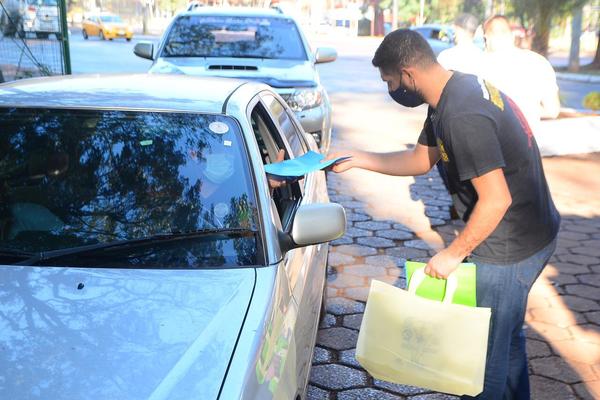 Distribuyen plantines y bolsas ecológicas a contribuyentes de CDE