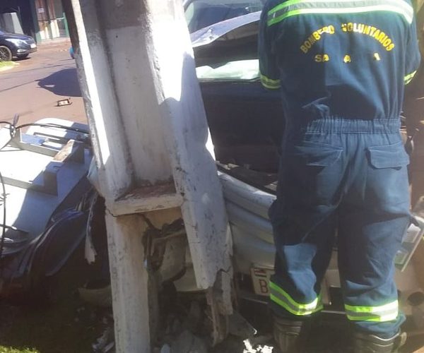 Vehículo choca contra columna