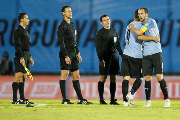 CONMEBOL suspende a árbitros implicados en el gol anulado - Fútbol - ABC Color