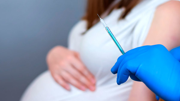 Vacunas para embarazadas: Deberán tener 20 semanas de gestación y presentar un certificado