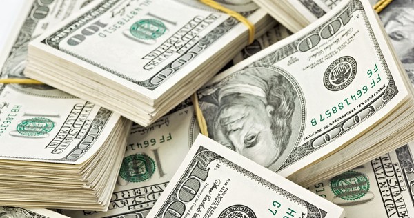 Mercado de divisas: dólar mira con respeto techo de 6.800 guaraníes
