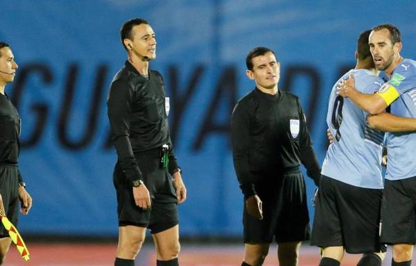 Conmebol suspende a dos árbitros por gol mal anulado a Uruguay